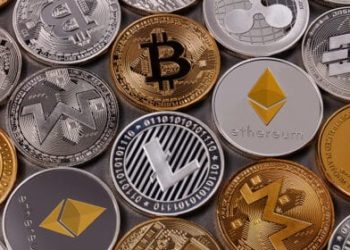 Bitcoin Shows Dull Movement, Altcoins Take Charge, Litecoin, XRP Gain Momentum